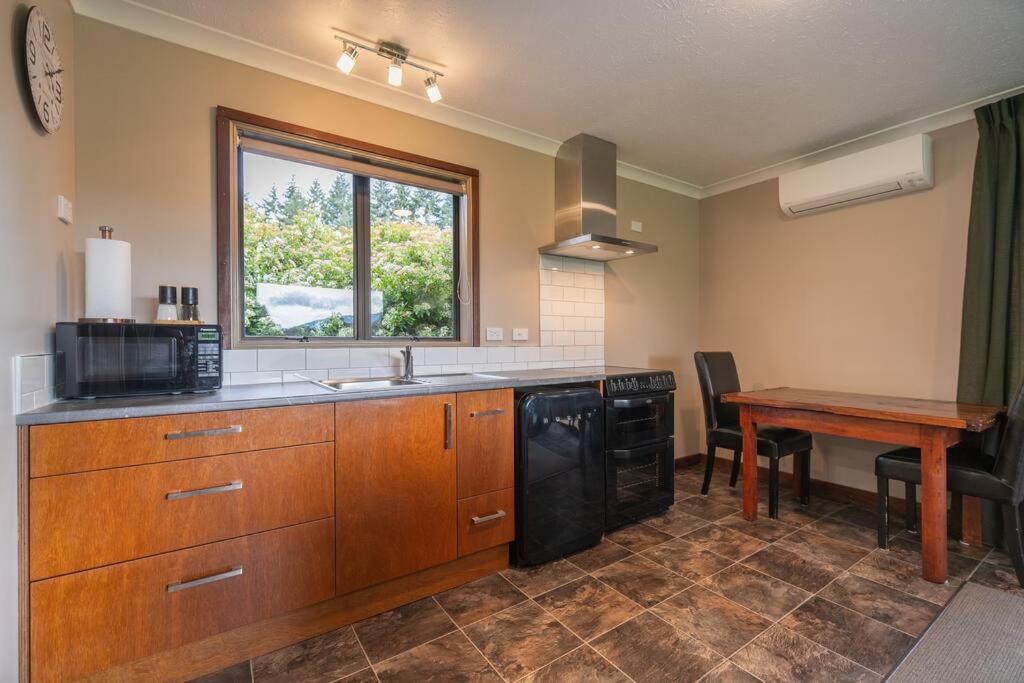 Te Anau Cottage Экстерьер фото